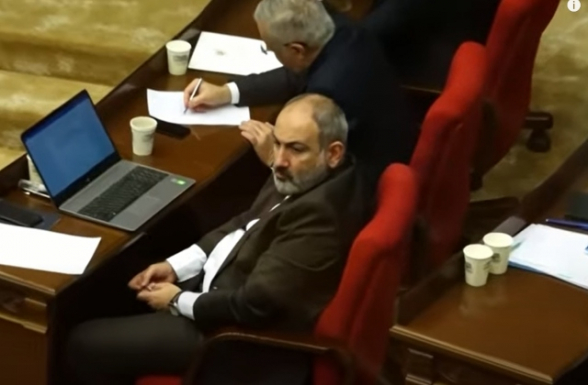 В ходе заседания НС Пашинян крутит чётки (видео)